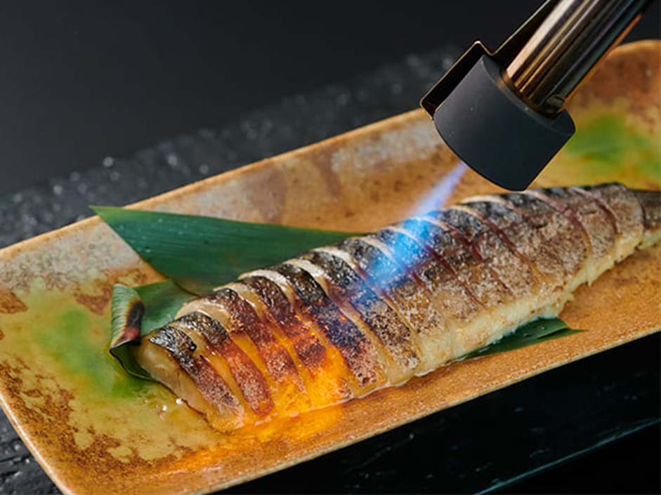 炭火バーナーで香ばしく仕上げる炙りしめさば